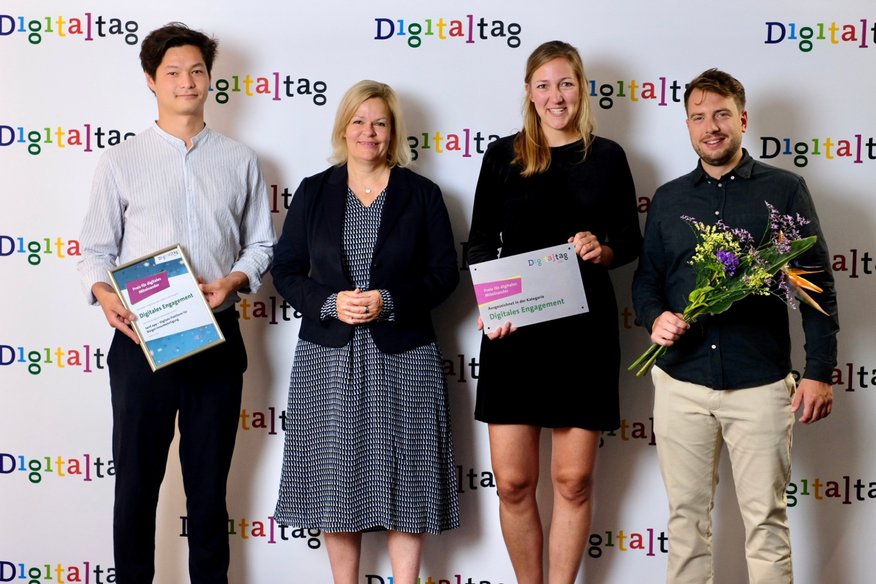 Die Gewinner des Preises in der Kategorie Digitales Engagement zusammen mit Nancy Faeser, Bundesministerin des Innern und für Heimat.