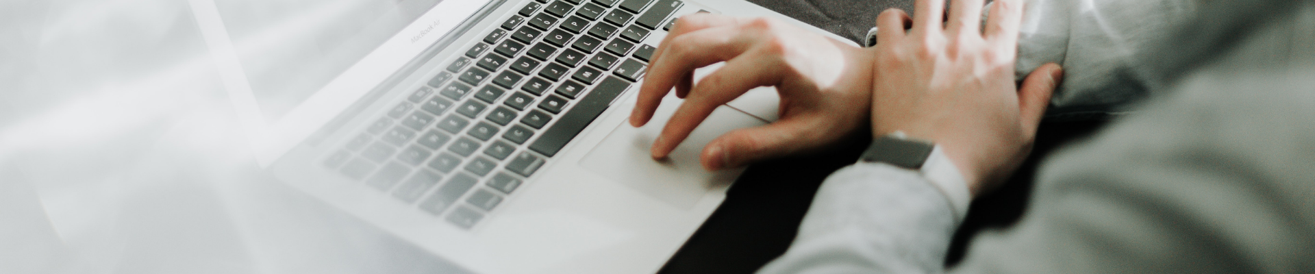 Mann arbeitet am Laptop