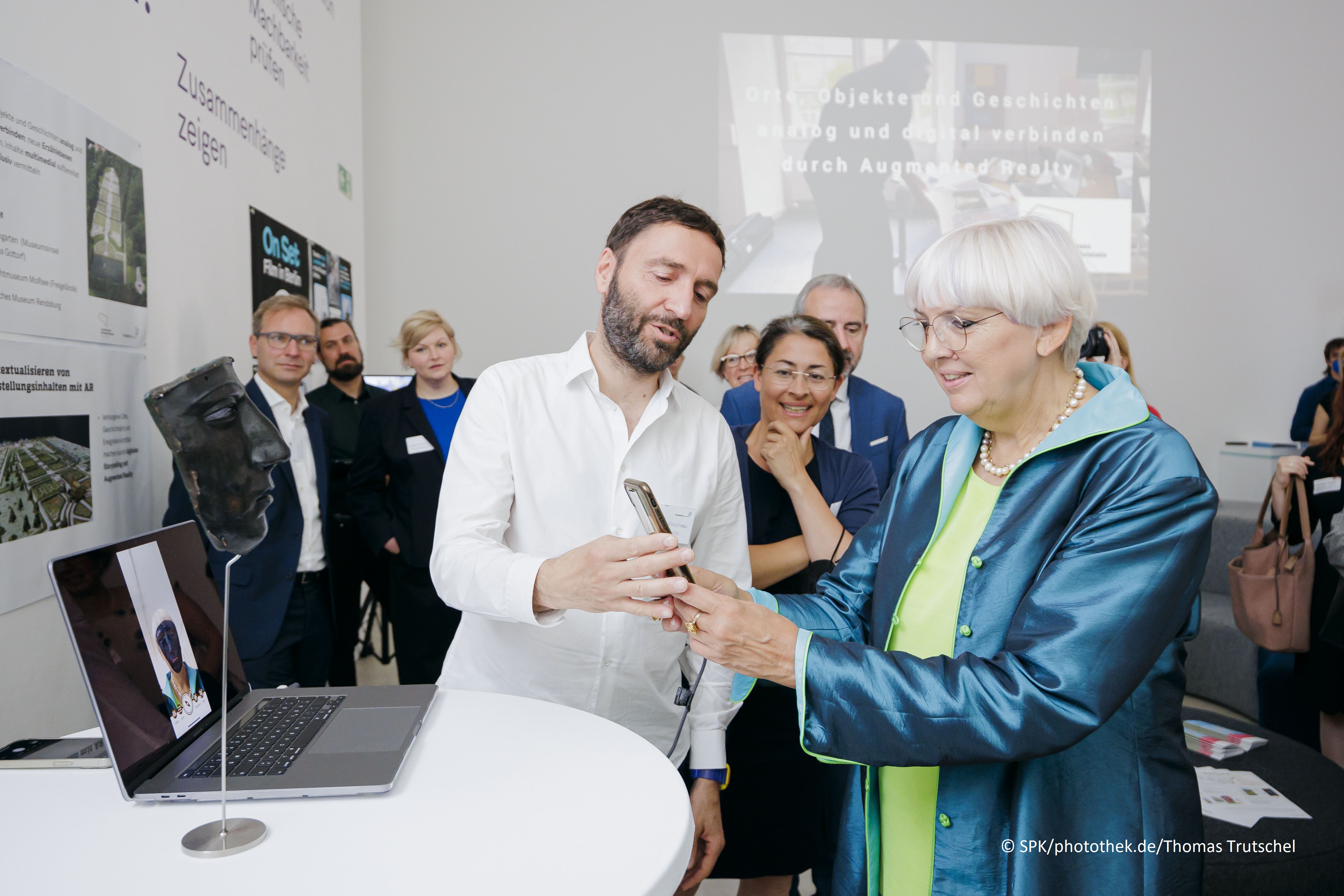 Claudia Roth, Staatsministerin für Kultur und Medien, bei einem Museumsrundgang