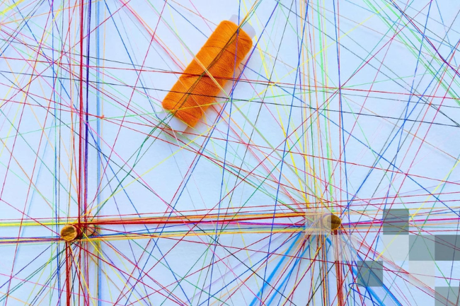 Vernetzte bunte Fäden