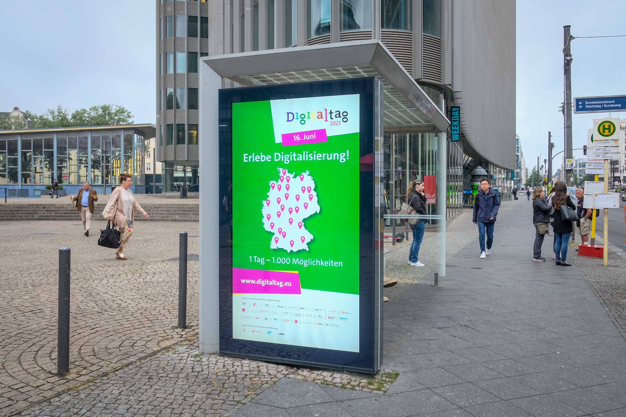 Digitaltag-Anzeige an einer Bushaltestelle