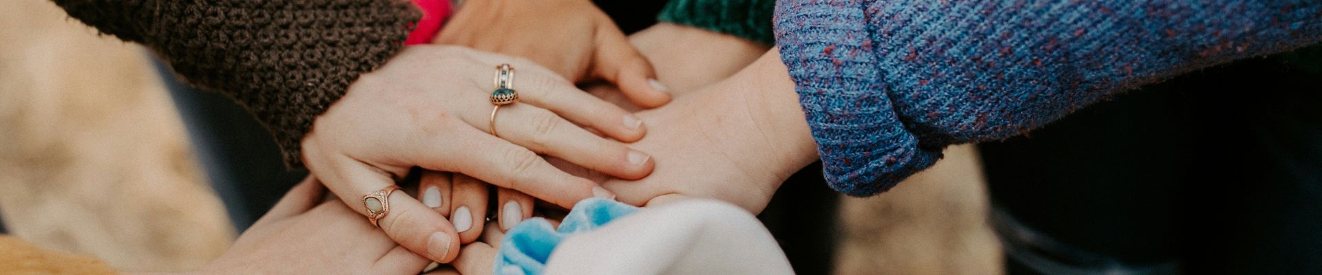 Mehrere Menschen legen ihre Hände übereinander 