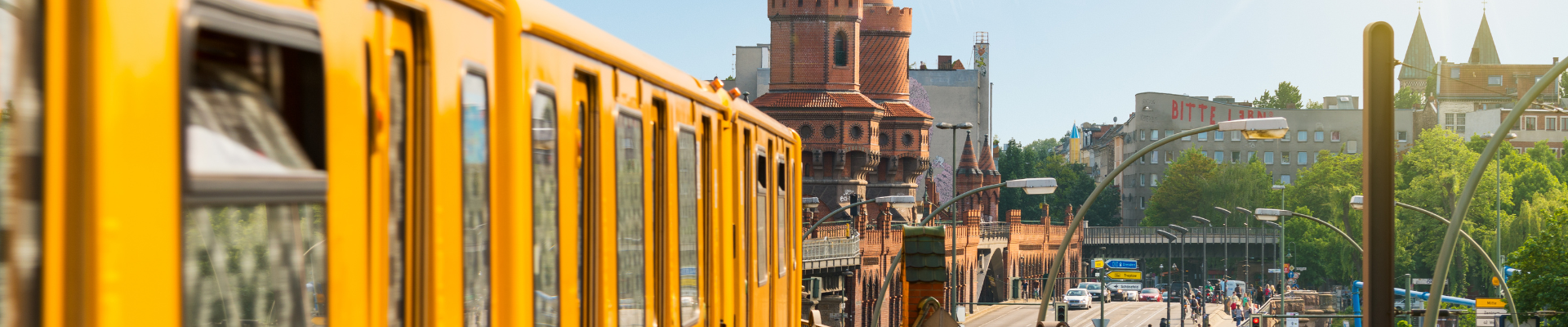 Eine gelbe U-Bahn fährt durch Berlin
