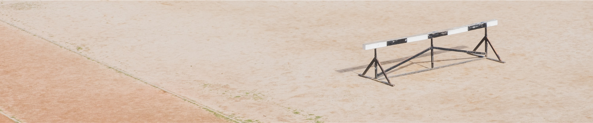 Hindernis steht auf einem Sportplatz