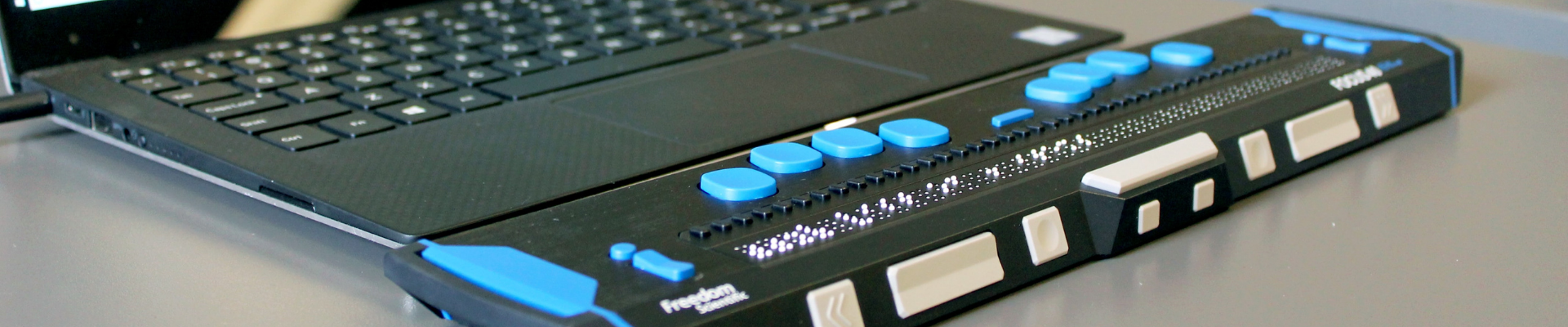 Braille-Lesegerät und Laptop