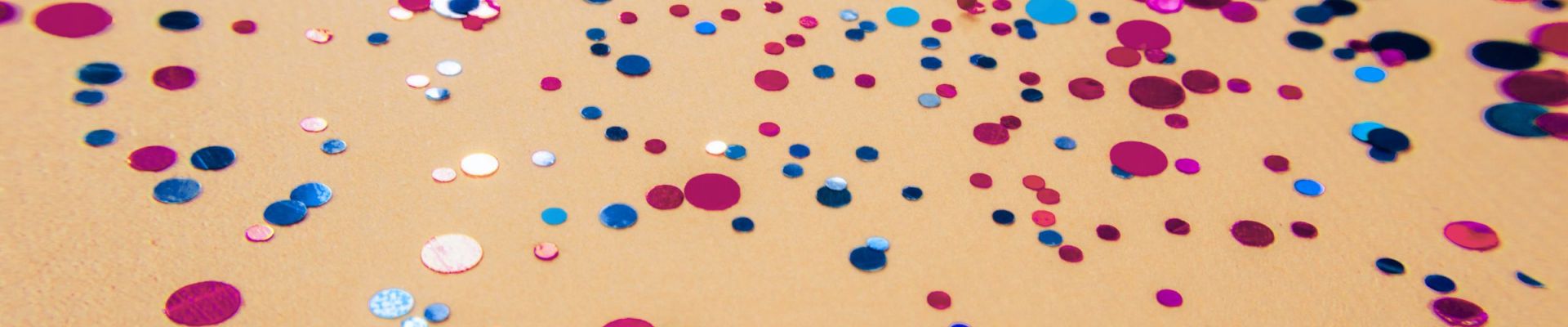 Buntes Konfetti auf gelbem Hintergrund