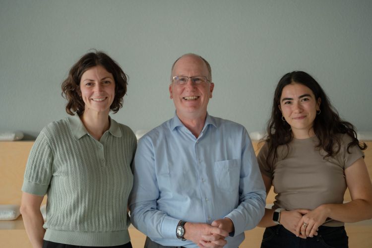 Ein Foto von drei Personen, die nebeneinander stehen. Links steht Linda Machwitz, Geschäftsführerin der DFA Digital für alle gGmbH. In der Mitte steht Matthias Andreesen, Geschäftsführer dder TÜV SÜD Stiftung und rechts steht Leah Schrimpf, Leiterin Digitale Gesellschaft beim Bitkom. Alle lächeln in die Kamera.